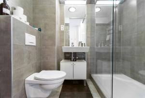 y baño con aseo, lavabo y ducha. en Mentha Apartments Deluxe - MAD, en Budapest