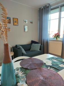 een woonkamer met een tafel met een vaas erop bij Elegant & Cosy in Wrocław