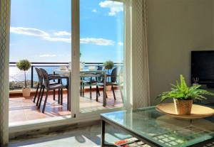 salon ze szklanym stołem i balkonem w obiekcie Brisa Quebrada Beach, 2 Bed, Sea Views, Pool w mieście Benalmádena