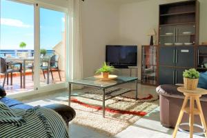salon z kanapą, stołem i telewizorem w obiekcie Brisa Quebrada Beach, 2 Bed, Sea Views, Pool w mieście Benalmádena