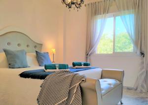 1 dormitorio con cama, sofá y ventana en Brisa Quebrada Beach, 2 Bed, Sea Views, Pool, en Benalmádena