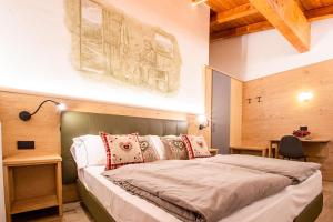 Кровать или кровати в номере Residence Hotel Santa Maria piscina e wellness