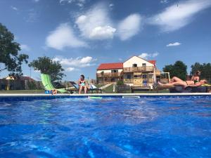 un grupo de personas nadando en una piscina en U Jeřába - komplex C en Horní Věstonice