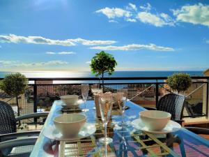 stół z naczyniami i kieliszkami na balkonie w obiekcie Brisa Quebrada Beach, 2 Bed, Sea Views, Pool w mieście Benalmádena