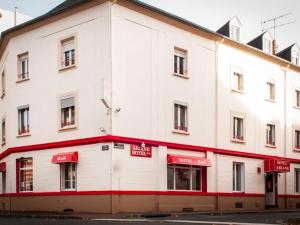 um edifício branco com toldos vermelhos numa rua em Ariane em Vichy