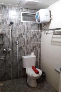 Ένα μπάνιο στο The Suites Metro by Faris Property