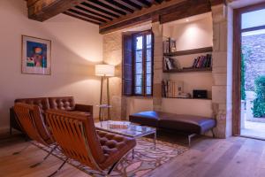 sala de estar con sofá y mesa en L'Hôtel, en Beaune