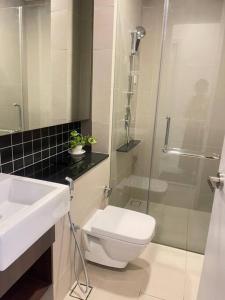 クアラルンプールにあるThe Ridge Twiinz.Inn @ KL Eastのバスルーム(トイレ、シャワー、シンク付)