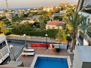 - Vistas a la ciudad desde un edificio con piscina en Elegant 2+1 Flat in the Heart of Kyrenia + wifi, en Kyrenia