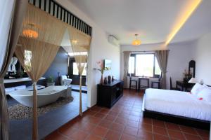 Gallery image of East West Villa in Hoi An