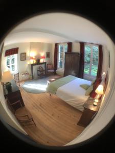- une vue sur une chambre avec un lit et une fenêtre dans l'établissement Chambres d'Hôtes Le Bas Manoir, à Bretteville-sur-Odon