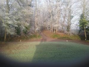 une vue aérienne d'un champ avec un chemin de terre dans l'établissement Chambres d'Hôtes Le Bas Manoir, à Bretteville-sur-Odon
