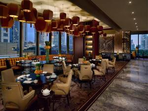 Jing An Shangri-La, Shanghai - sits centrally amid Puxi's iconic landmarks, uniquely positioned nearby Jing'an temple的休息区