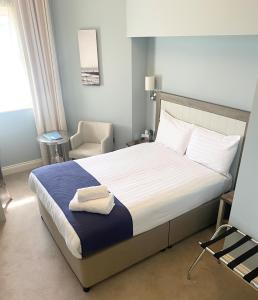 Een bed of bedden in een kamer bij Yarrow Hotel