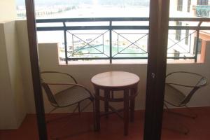 - une table et des chaises dans une chambre avec fenêtre dans l'établissement Marina Cove Resort, à Lumut