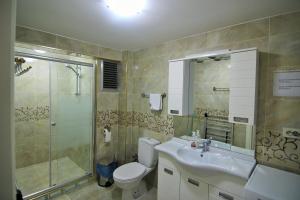 y baño con aseo, lavabo y ducha. en Yilmaz Apart, en Estambul