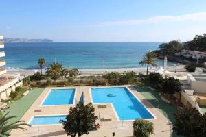 Bazén v ubytovaní INMOWEAVER 28B VORA 1ª línea con vistas al mar alebo v jeho blízkosti
