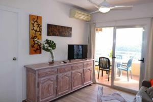 Televízia a/alebo spoločenská miestnosť v ubytovaní INMOWEAVER 28B VORA 1ª línea con vistas al mar