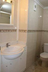 ein Bad mit einem Waschbecken und einem WC in der Unterkunft apartamento 46A VORA 2 dormitorio in Calpe