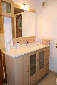 ein Bad mit einem Waschbecken und einem Spiegel in der Unterkunft 58 C Voramar apartamento 1 dormitorio in Calpe