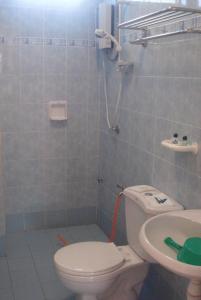 uma casa de banho com um WC e um lavatório em Marina Cove Resort em Lumut