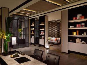 Jing An Shangri-La, Shanghai - sits centrally amid Puxi's iconic landmarks, uniquely positioned nearby Jing'an temple的休息区