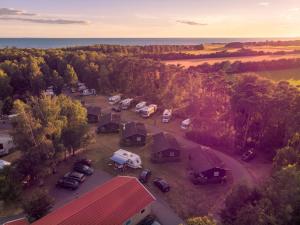 een luchtzicht op een camping met auto's en een parkeerplaats bij Gullbrannagården in Halmstad