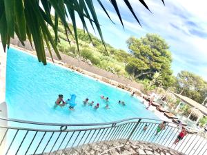 Bazén v ubytovaní Viestemare Resort & SPA alebo v jeho blízkosti