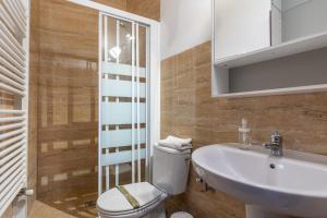 A bathroom at FUN BUILDING APARTMENTS by HOMEABOUT