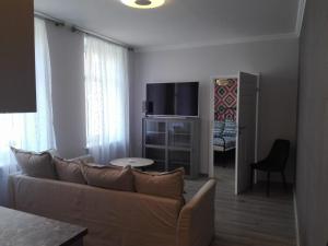 un soggiorno con divano e TV a schermo piatto di Apartament Maja 2 pokoje stare miasto Gdańsk parking w cenie a Danzica