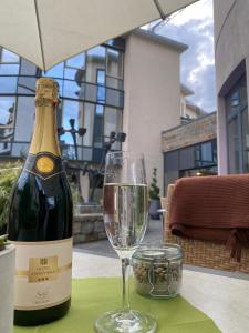 una botella de vino y una copa en una mesa en Hotel Aspethera, en Paderborn