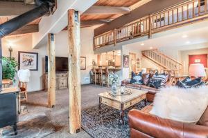 a living room with couches and a table at Courchevel 14 Remodeled Light and Bright Mountain Cabin, Walk to Canyon Lodge Slopes in Mammoth Lakes