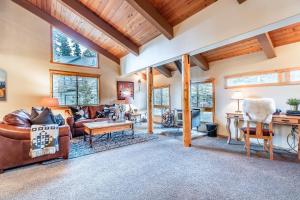 a living room with leather furniture and wooden ceilings at Courchevel 14 Remodeled Light and Bright Mountain Cabin, Walk to Canyon Lodge Slopes in Mammoth Lakes