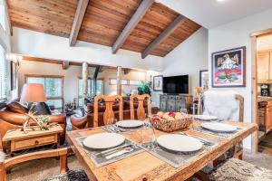 a dining room and living room with a wooden table and chairs at Courchevel 14 Remodeled Light and Bright Mountain Cabin, Walk to Canyon Lodge Slopes in Mammoth Lakes