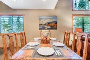 a dining room with a wooden table and chairs at Courchevel 14 Remodeled Light and Bright Mountain Cabin, Walk to Canyon Lodge Slopes in Mammoth Lakes