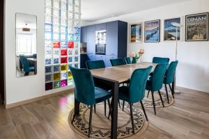 uma sala de jantar com mesa e cadeiras em La Fee - jolie maison avec jardin - plage à 700 m em Dinard