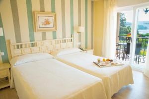 a hotel room with a bed and a table at Villa Covelo in Poio