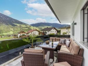 un patio con sofá, sillas y mesa en Apart Painting, en Ried im Zillertal