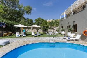 Piscina de la sau aproape de Villa Elodia with Pool & Garden in Heart of Crete