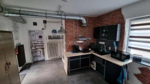 a room with a kitchen with a brick wall at Kohle und Stahl in Hattingen