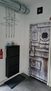 Zimmer mit einer großen Holztür in der Wand in der Unterkunft Kohle und Stahl in Hattingen