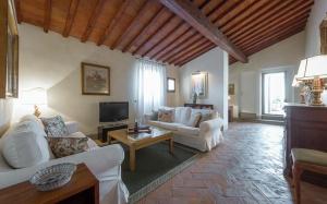 A seating area at Duomo Vigna Nuova by Halldis