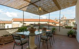 A balcony or terrace at Duomo Vigna Nuova by Halldis