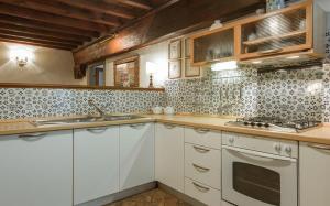 A kitchen or kitchenette at Duomo Vigna Nuova by Halldis