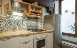 A kitchen or kitchenette at Duomo Vigna Nuova by Halldis