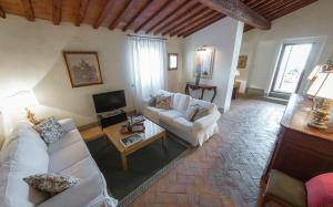 A television and/or entertainment centre at Duomo Vigna Nuova by Halldis