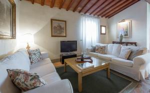 A television and/or entertainment centre at Duomo Vigna Nuova by Halldis