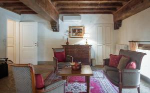 A seating area at Duomo Vigna Nuova by Halldis