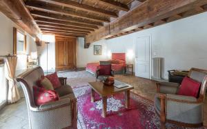 A seating area at Duomo Vigna Nuova by Halldis