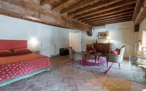 A seating area at Duomo Vigna Nuova by Halldis